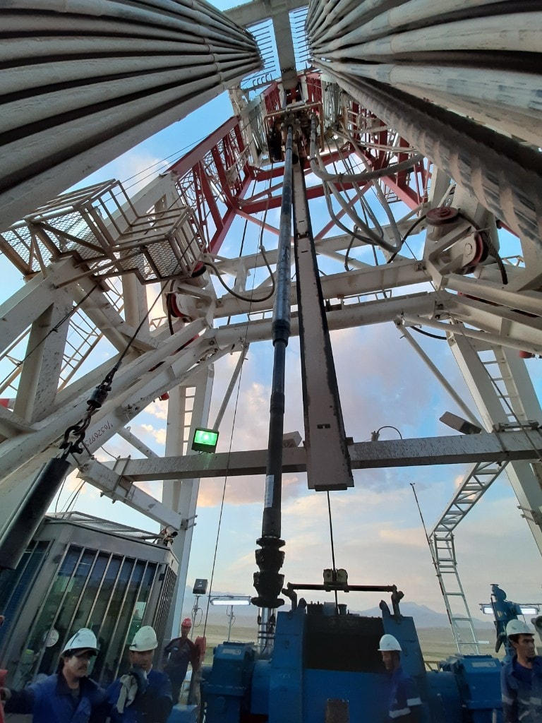 Drilling derrick and rig floor — completion fluids
